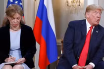 Biết quá nhiều, phiên dịch của ông Trump lại gặp rắc rối