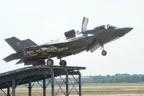 Hé lộ nguyên nhân tiêm kích F-35 lao xuống đất nổ tung
