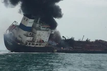Tàu Việt Nam bốc cháy trên biển Hong Kong