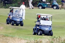 Tổng thống Trump thư thái đánh golf trước cuộc với ông Putin