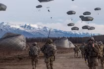 Mục kích lính Mỹ nhảy dù kín trời châu Âu, thách thức Nga