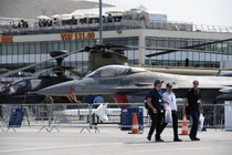 Bán vũ khí cho cả thế giới, nước Mỹ đang thay đổi?