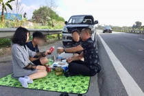 Cục CSGT vào cuộc vụ cả gia đình đỗ xe, bày tiệc ngay trên đường cao tốc