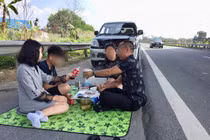 Cục CSGT vào cuộc vụ cả gia đình đỗ xe, bày tiệc ngay trên đường cao tốc