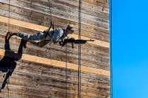 Ngỡ ngàng cảnh biệt kích Mỹ đu dây rèn mình trên không