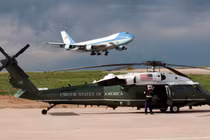 Khám phá “taxi bay” Marine One của ông Trump vừa đến Nội Bài