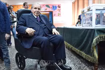 Tổng thống Algeria từ chức giữa sức ép của quân đội