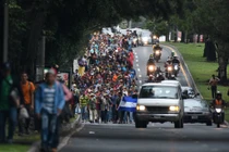 Đoàn xe caravan chở nỗi lo của ông Trump vào nước Mỹ