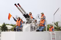 Sức mạnh khẩu pháo Mỹ trên tàu đổ bộ lớn nhất Việt Nam