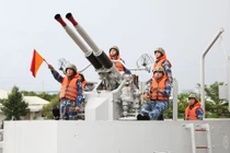 Sức mạnh khẩu pháo Mỹ trên tàu đổ bộ lớn nhất Việt Nam