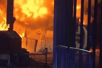 Trực thăng của ông chủ Leicester rơi và nổ bên ngoài SVĐ