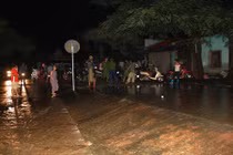 Thanh Hóa: Nước tràn đê sông Bưởi, cả thị trấn sơ tán trong đêm 