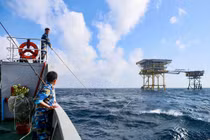 Tàu Trường Sa vượt biển chuyển quà Tết ra nhà giàn DK1