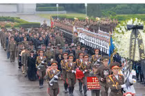 Chủ tịch Kim Jong-un đội mưa dự tang lễ nguyên soái quân đội