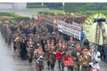 Chủ tịch Kim Jong-un đội mưa dự tang lễ nguyên soái quân đội