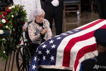 TNS John McCain nằm dưới vòm Điện Capitol, người mẹ 106 tuổi tiễn đưa