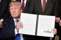 Tổng thống Trump: "Sinh ra ở Mỹ" sẽ không còn giá trị?