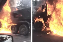 Xe bọc thép "khủng" của Nga bốc cháy dữ dội trên đường cao tốc