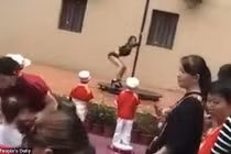 Choáng với màn múa cột trong lễ khai giảng trường mẫu giáo Trung Quốc