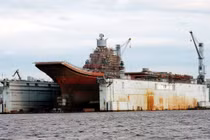 Tàu sân bay Nga lại gặp họa từ trên trời rơi xuống