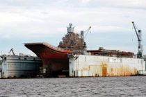 Tàu sân bay Nga lại gặp họa từ trên trời rơi xuống