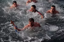 Người Cơ đốc giáo nhảy xuống dòng sông băng giá mừng Lễ Hiển Linh