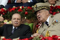 Quân đội Algeria thay đổi thái độ, ép tổng thống 82 tuổi từ chức