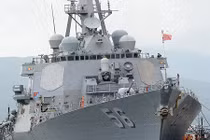 Húc tàu hàng, siêu hạm Mỹ lại mù radar cảnh giới