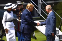 Tổng thống Trump liên tục vi phạm quy tắc Hoàng gia Anh