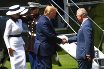 Tổng thống Trump liên tục vi phạm quy tắc Hoàng gia Anh