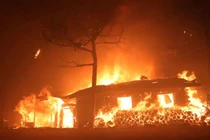 Thị trấn Hàn Quốc bốc cháy ngùn ngụt, xe cộ biến thành tro