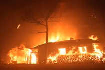 Thị trấn Hàn Quốc bốc cháy ngùn ngụt, xe cộ biến thành tro