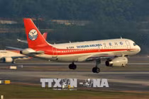 Kính buồng lái nổ trên không, máy bay Trung Quốc hạ cánh khẩn cấp