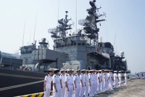 Cận cảnh đôi tàu khu trục chống hạm, săn ngầm Nhật Bản tại Đà Nẵng