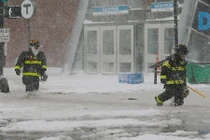 Bờ đông nước Mỹ chìm trong băng giá và bão tuyết