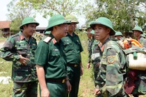 Bộ đội ra sức giúp dân khắc phục hậu quả bão số 10