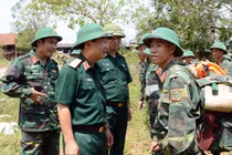 Bộ đội ra sức giúp dân khắc phục hậu quả bão số 10