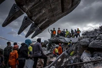 Người dân Indonesia thẫn thờ dọn dẹp đống đổ nát sau động đất