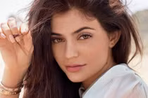 Kylie Jenner kiếm tỷ đô từ mỹ phẩm bình dân thần tốc thế nào?