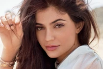 Kylie Jenner kiếm tỷ đô từ mỹ phẩm bình dân thần tốc thế nào?