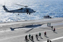 Trực thăng rơi khi vừa cất cánh từ tàu sân bay Mỹ ở Philippines