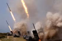 Triều Tiên phóng hàng loạt tên lửa ra biển, Hàn Quốc báo động