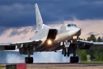 Video: Máy bay ném bom huyền thoại Tu-22M của Nga trở lại bầu trời