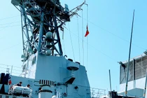 Tàu hải quân Canada treo cờ rủ Quốc tang Chủ tịch nước Trần Đại Quang