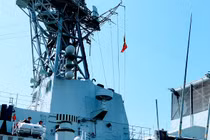 Tàu hải quân Canada treo cờ rủ Quốc tang Chủ tịch nước Trần Đại Quang