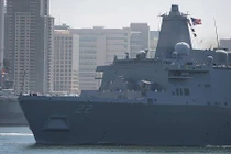 Khổng lồ tàu đổ bộ Mỹ vừa ghé thăm cảng Cam Ranh