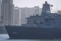Khổng lồ tàu đổ bộ Mỹ vừa ghé thăm cảng Cam Ranh