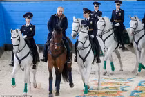 Tổng thống Putin cưỡi ngựa cùng các nữ cảnh sát nhân dịp 8/3