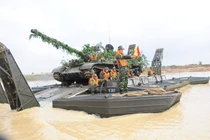Cận cảnh phương tiện kỳ lạ giúp “cua đồng” T-55 Việt Nam vượt sông