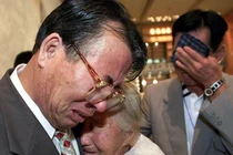 Xúc động khoảnh khắc Nam - Bắc Triều Tiên đoàn tụ sau nhiều thập kỉ